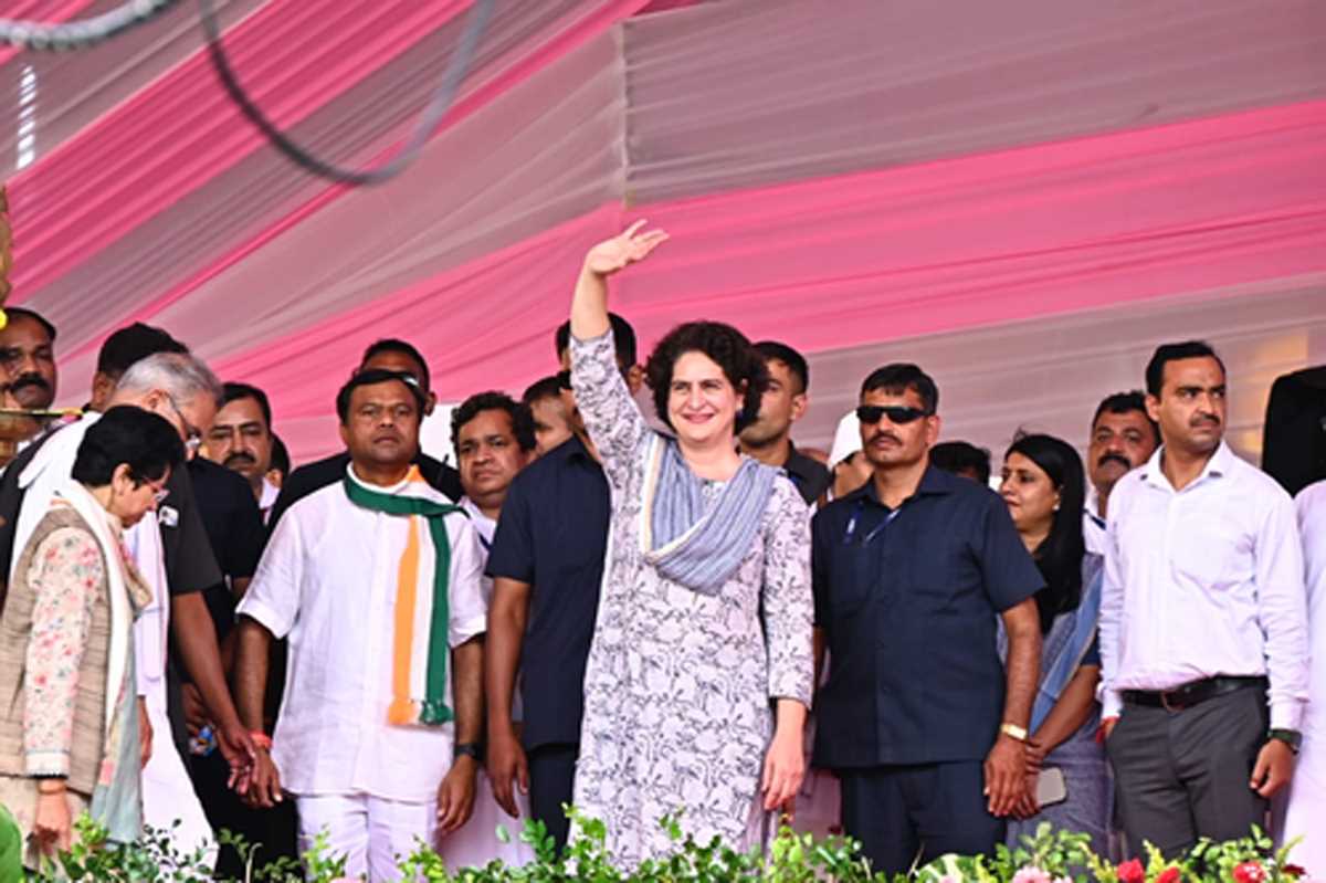 प्रधानमंत्री से भी सवाल पूछने वाले बनो : प्रियंका गांधी